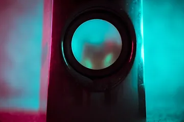 Picture of a single speaker representing mono audio.