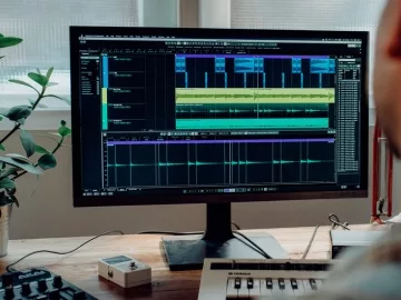 Computer monitor on a desktop with Steinberg Cubase LE opened.