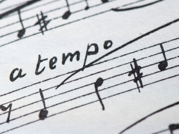 Musical staff with notes on it and the writing "a tempo".